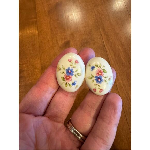 Vintage Monet floral earrings - Picture 1 of 4